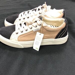 Women’s Sz 8 W Taos Brand New